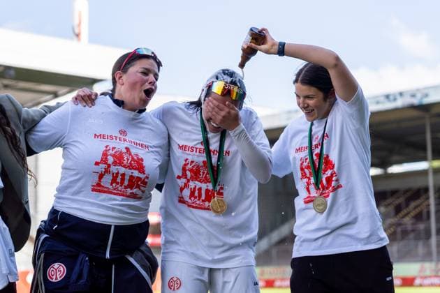 Jubel, Freude, Emotion, Bierdusche, v.l. Mamiko Matsumoto (1. FSV Mainz 05, 01), Sarah Clarke (1. FSV Mainz 05, 12) zum Aufstieg, GER, 1. FSV Mainz 05 vs. 1. FC Saarbruecken, Frauen-Regionalliga Suedwest, 21. Spieltag, Saison 2024 2025, 18.05.2025, DFB DFL REGULATIONS PROHIBIT ANY USE OF PHOTOGRAPHS AS IMAGE SEQUENCES AND OR QUASI-VIDEO, GER, 1. FSV Mainz 05 vs. 1. FC Saarbruecken, Frauen-Regionalliga Suedwest, 21. Spieltag, Saison 2024 2025, 18.05.2025, Mainz Copyright: xEibner-Pressefoto Jan-NiclasxGrox EP_JGG