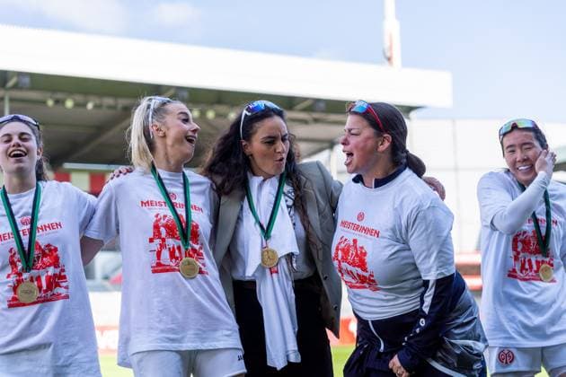 Jubel, Freude, Emotion, v.l. Vital Kats (1. FSV Mainz 05, 30), Chiara Bouziane (1. FSV Mainz 05, 10), Ebru Uzungueney (1. FSV Mainz 05, 28), Mamiko Matsumoto (1. FSV Mainz 05, 01) zum Aufstieg, GER, 1. FSV Mainz 05 vs. 1. FC Saarbruecken, Frauen-Regionalliga Suedwest, 21. Spieltag, Saison 2024 2025, 18.05.2025, DFB DFL REGULATIONS PROHIBIT ANY USE OF PHOTOGRAPHS AS IMAGE SEQUENCES AND OR QUASI-VIDEO, GER, 1. FSV Mainz 05 vs. 1. FC Saarbruecken, Frauen-Regionalliga Suedwest, 21. Spieltag, Saison 2024 2025, 18.05.2025, Mainz Copyright: xEibner-Pressefoto Jan-NiclasxGrox EP_JGG