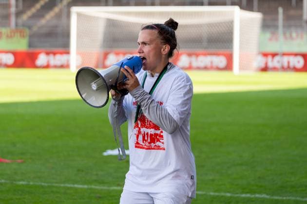 Nadine Anstatt (1. FSV Mainz 05, 27) spricht durch ein Megafon von den Fans zum Aufstieg, GER, 1. FSV Mainz 05 vs. 1. FC Saarbruecken, Frauen-Regionalliga Suedwest, 21. Spieltag, Saison 2024 2025, 18.05.2025, DFB DFL REGULATIONS PROHIBIT ANY USE OF PHOTOGRAPHS AS IMAGE SEQUENCES AND OR QUASI-VIDEO, GER, 1. FSV Mainz 05 vs. 1. FC Saarbruecken, Frauen-Regionalliga Suedwest, 21. Spieltag, Saison 2024 2025, 18.05.2025, Mainz Copyright: xEibner-Pressefoto Jan-NiclasxGrox EP_JGG