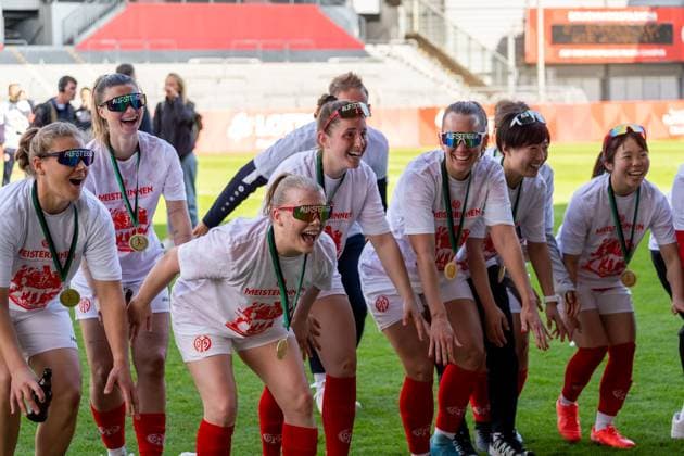 Jubel, Freude, Emotion, Mannschaft von 1. FSV Mainz 05 feiert Aufstieg, GER, 1. FSV Mainz 05 vs. 1. FC Saarbruecken, Frauen-Regionalliga Suedwest, 21. Spieltag, Saison 2024 2025, 18.05.2025, DFB DFL REGULATIONS PROHIBIT ANY USE OF PHOTOGRAPHS AS IMAGE SEQUENCES AND OR QUASI-VIDEO, GER, 1. FSV Mainz 05 vs. 1. FC Saarbruecken, Frauen-Regionalliga Suedwest, 21. Spieltag, Saison 2024 2025, 18.05.2025, Mainz Copyright: xEibner-Pressefoto Jan-NiclasxGrox EP_JGG