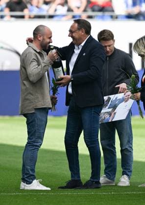 18.05.2025, xsltx, Fussball 2.Bundesliga, SV Darmstadt 98 - Jahn Regensburg v.l. Matthias Neumann (Teammanager SV Darmstadt 98) nimmt Abschied, umarmt von Rüdiger Fritsch (Präsident SV Darmstadt 98), re. Paul Fernie (Sportdirektor SV Darmstadt 98) (DFL DFB REGULATIONS PROHIBIT ANY USE OF PHOTOGRAPHS as IMAGE SEQUENCES and or QUASI-VIDEO)