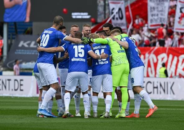 18.05.2025, xsltx, Fussball 2.Bundesliga, SV Darmstadt 98 - Jahn Regensburg v.l. Teamgeist Darmstadt 98 (DFL DFB REGULATIONS PROHIBIT ANY USE OF PHOTOGRAPHS as IMAGE SEQUENCES and or QUASI-VIDEO)