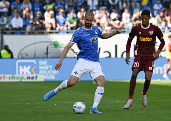 18.05.2025, xsltx, Fussball 2.Bundesliga, SV Darmstadt 98 - Jahn Regensburg v.l. Aleksandar Vukotic (SV Darmstadt 98), re. Noah Ganaus (SSV Jahn Regensburg) (DFL DFB REGULATIONS PROHIBIT ANY USE OF PHOTOGRAPHS as IMAGE SEQUENCES and or QUASI-VIDEO)
