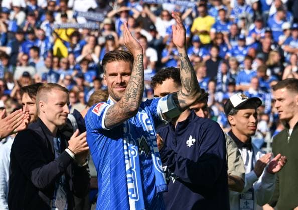 18.05.2025, xsltx, Fussball 2.Bundesliga, SV Darmstadt 98 - Jahn Regensburg v.l. Sag zum Abschied leise Servus: Tobias Kempe (SV Darmstadt 98) (DFL DFB REGULATIONS PROHIBIT ANY USE OF PHOTOGRAPHS as IMAGE SEQUENCES and or QUASI-VIDEO)
