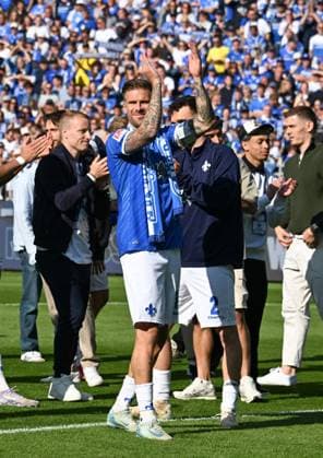 18.05.2025, xsltx, Fussball 2.Bundesliga, SV Darmstadt 98 - Jahn Regensburg v.l. Sag zum Abschied leise Servus: Tobias Kempe (SV Darmstadt 98) (DFL DFB REGULATIONS PROHIBIT ANY USE OF PHOTOGRAPHS as IMAGE SEQUENCES and or QUASI-VIDEO)