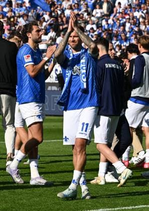 18.05.2025, xsltx, Fussball 2.Bundesliga, SV Darmstadt 98 - Jahn Regensburg v.l. Sag zum Abschied leise Servus: Tobias Kempe (SV Darmstadt 98) (DFL DFB REGULATIONS PROHIBIT ANY USE OF PHOTOGRAPHS as IMAGE SEQUENCES and or QUASI-VIDEO)