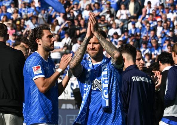 18.05.2025, xsltx, Fussball 2.Bundesliga, SV Darmstadt 98 - Jahn Regensburg v.l. Sag zum Abschied leise Servus: Tobias Kempe (SV Darmstadt 98) (DFL DFB REGULATIONS PROHIBIT ANY USE OF PHOTOGRAPHS as IMAGE SEQUENCES and or QUASI-VIDEO)