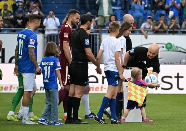 18.05.2025, xsltx, Fussball 2.Bundesliga, SV Darmstadt 98 - Jahn Regensburg v.l. Nicolas Winter (Schiedsrichter) reicht dem Ballkind das Leder (DFL DFB REGULATIONS PROHIBIT ANY USE OF PHOTOGRAPHS as IMAGE SEQUENCES and or QUASI-VIDEO)