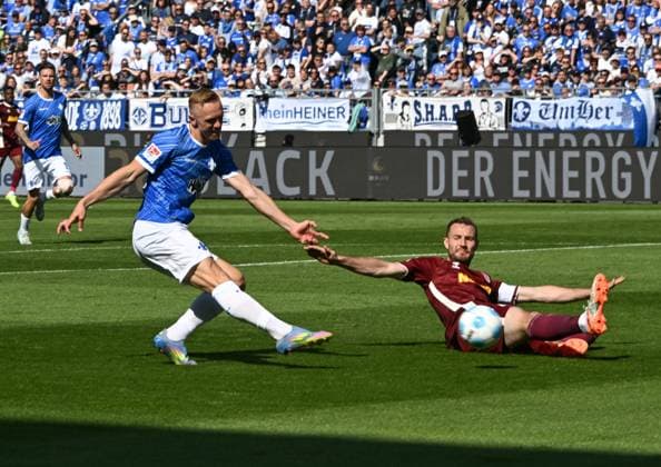 18.05.2025, xsltx, Fussball 2.Bundesliga, SV Darmstadt 98 - Jahn Regensburg v.l. Isac Lidberg (SV Darmstadt 98), Florian Ballas (SSV Jahn Regensburg) (DFL DFB REGULATIONS PROHIBIT ANY USE OF PHOTOGRAPHS as IMAGE SEQUENCES and or QUASI-VIDEO)