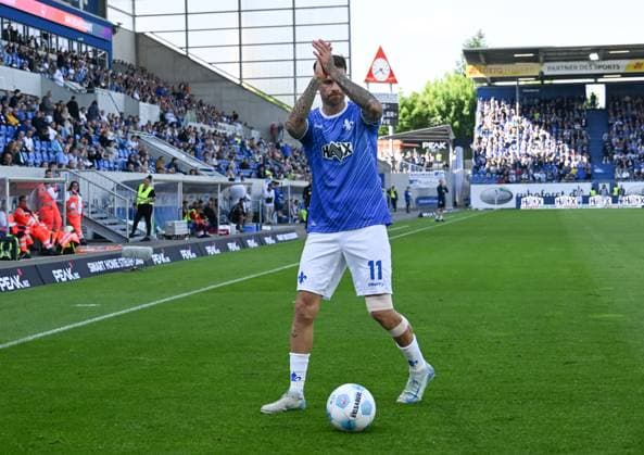 18.05.2025, xsltx, Fussball 2.Bundesliga, SV Darmstadt 98 - Jahn Regensburg v.l. Sag zum Abschied leise Servus: Tobias Kempe (SV Darmstadt 98) (DFL DFB REGULATIONS PROHIBIT ANY USE OF PHOTOGRAPHS as IMAGE SEQUENCES and or QUASI-VIDEO)
