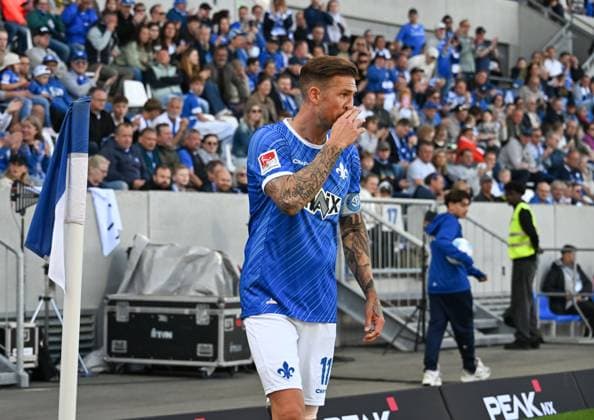 18.05.2025, xsltx, Fussball 2.Bundesliga, SV Darmstadt 98 - Jahn Regensburg v.l. Sag zum Abschied leise Servus: Tobias Kempe (SV Darmstadt 98) (DFL DFB REGULATIONS PROHIBIT ANY USE OF PHOTOGRAPHS as IMAGE SEQUENCES and or QUASI-VIDEO)