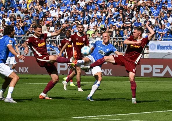 18.05.2025, xsltx, Fussball 2.Bundesliga, SV Darmstadt 98 - Jahn Regensburg v.l. Spitzentanz: Florian Ballas (SSV Jahn Regensburg), Isac Lidberg (SV Darmstadt 98), Christian Kühlwetter (SSV Jahn Regensburg) (DFL DFB REGULATIONS PROHIBIT ANY USE OF PHOTOGRAPHS as IMAGE SEQUENCES and or QUASI-VIDEO)