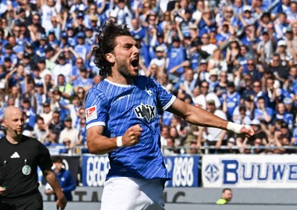 18.05.2025, xsltx, Fussball 2.Bundesliga, SV Darmstadt 98 - Jahn Regensburg v.l. Fraser Hornby (SV Darmstadt 98) jubelt über sein Tor zum 1:1 (DFL DFB REGULATIONS PROHIBIT ANY USE OF PHOTOGRAPHS as IMAGE SEQUENCES and or QUASI-VIDEO)