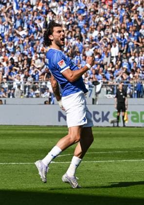 18.05.2025, xsltx, Fussball 2.Bundesliga, SV Darmstadt 98 - Jahn Regensburg v.l. Fraser Hornby (SV Darmstadt 98) jubelt über sein Tor zum 1:1 (DFL DFB REGULATIONS PROHIBIT ANY USE OF PHOTOGRAPHS as IMAGE SEQUENCES and or QUASI-VIDEO)