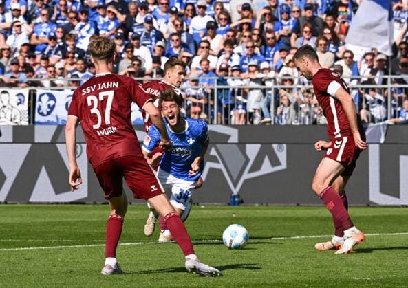 18.05.2025, xsltx, Fussball 2.Bundesliga, SV Darmstadt 98 - Jahn Regensburg v.l. Leopold Wurm (SSV Jahn Regensburg), Anssi Suhonen (SSV Jahn Regensburg) foult Killian Corredor (SV Darmstadt 98), Florian Ballas (SSV Jahn Regensburg). Den anschließenden Strafstoß verschießt Corredor, Müller trifft im Nachschuss zum 3:1 (DFL DFB REGULATIONS PROHIBIT ANY USE OF PHOTOGRAPHS as IMAGE SEQUENCES and or QUASI-VIDEO)