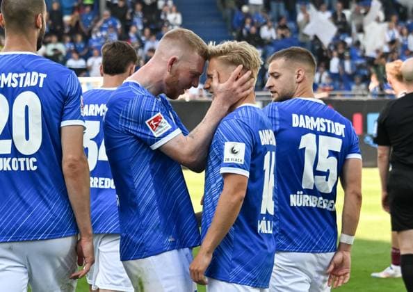 18.05.2025, xsltx, Fussball 2.Bundesliga, SV Darmstadt 98 - Jahn Regensburg v.l. Glückwunsch von Kai Klefisch (SV Darmstadt 98) an Andreas Müller (SV Darmstadt 98), der das 3:1 für Darmstadt markierte (DFL DFB REGULATIONS PROHIBIT ANY USE OF PHOTOGRAPHS as IMAGE SEQUENCES and or QUASI-VIDEO)