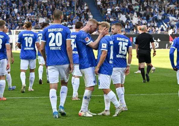 18.05.2025, xsltx, Fussball 2.Bundesliga, SV Darmstadt 98 - Jahn Regensburg v.l. Glückwunsch von Kai Klefisch (SV Darmstadt 98) an Andreas Müller (SV Darmstadt 98), der das 3:1 für Darmstadt markierte (DFL DFB REGULATIONS PROHIBIT ANY USE OF PHOTOGRAPHS as IMAGE SEQUENCES and or QUASI-VIDEO)
