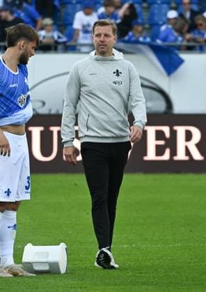 18.05.2025, xsltx, Fussball 2.Bundesliga, SV Darmstadt 98 - Jahn Regensburg v.l. Florian Kohfeldt (Cheftrainer SV Darmstadt 98) (DFL DFB REGULATIONS PROHIBIT ANY USE OF PHOTOGRAPHS as IMAGE SEQUENCES and or QUASI-VIDEO)