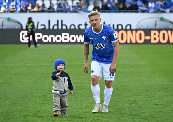 18.05.2025, xsltx, Fussball 2.Bundesliga, SV Darmstadt 98 - Jahn Regensburg v.l. Während der Nachwuchs die Richtung vorgibt, glänzte Andreas Müller (SV Darmstadt 98) mit seinem Tor zum 3:1 (DFL DFB REGULATIONS PROHIBIT ANY USE OF PHOTOGRAPHS as IMAGE SEQUENCES and or QUASI-VIDEO)