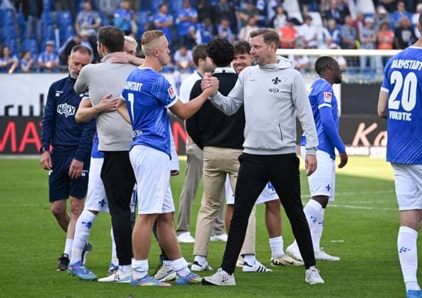 18.05.2025, xsltx, Fussball 2.Bundesliga, SV Darmstadt 98 - Jahn Regensburg v.l. Isac Lidberg (SV Darmstadt 98) und Florian Kohfeldt (Cheftrainer SV Darmstadt 98) mit dem Handshake auf den Klassenerhalt. (DFL DFB REGULATIONS PROHIBIT ANY USE OF PHOTOGRAPHS as IMAGE SEQUENCES and or QUASI-VIDEO)