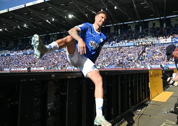 18.05.2025, xsltx, Fussball 2.Bundesliga, SV Darmstadt 98 - Jahn Regensburg v.l. Letzter Gang über die Bande zu den Fans von Tobias Kempe (SV Darmstadt 98) (DFL DFB REGULATIONS PROHIBIT ANY USE OF PHOTOGRAPHS as IMAGE SEQUENCES and or QUASI-VIDEO)