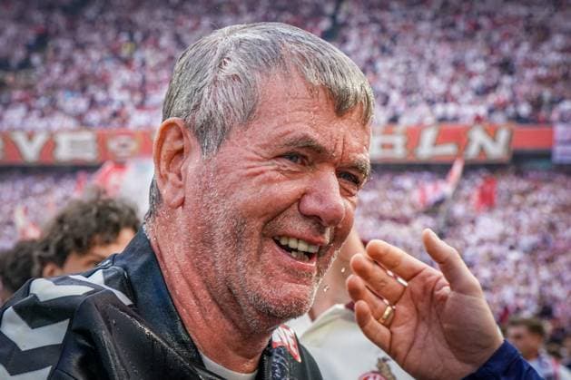 18.05.2025 - Deutschland: 2. Fussball Bundesliga 2024 2025, 34. Spieltag - 1. FC Köln vs. 1. FC Kaiserslautern - Rhein-Energie-Stadion (Köln): Friedhelm Funkel (Trainer, 1. FC Köln) nach Bierdusche, Aufstieg, Jubel, Emotionen, Freude, Meisterschaft Copyright: xJOERANxSTEINSIEKx