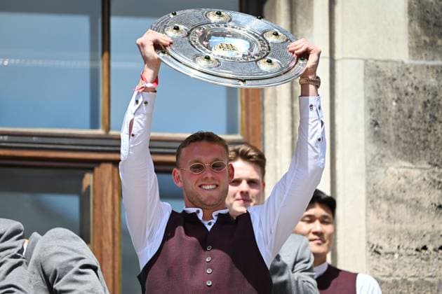 Torwart Daniel PERETZ (Bayern Muenchen) feiert auf dem Rathausbalkon mit Schale,Meisterschale. Fussball Bundesliga der Frauen und der Maenner Doppelfeier FC Bayern Muenchen,Meisterfeier auf dem Rathausbalkon auf dem Marienplatz in Muenchen am 18.05.2025. Fussball 1. Bundesliga Saison 2024 2025, 34.Spieltag,