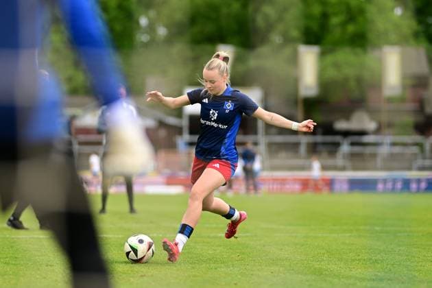 Fußball I Frauen I Saison 2024-2025 I 2. Bundesliga I 26. Spieltag I SV Meppen - Hamburger SV I 18.05.2025 Nahaufnahme, Einzelfoto, Freisteller, Portrait, Porträt, Einzelbild, Einzelfoto, Körper: Mia Büchele (17, Hamburger SV) Meppen Hänsch-Arena Niedersachsen Deutschland Copyright: xLobeca FelixxSchlikisx