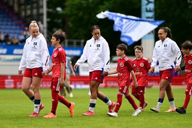 Fußball I Frauen I Saison 2024-2025 I 2. Bundesliga I 26. Spieltag I SV Meppen - Hamburger SV I 18.05.2025 Einlaufen der Mannschaften - in der Mitte: Melina Krüger (9, Hamburger SV) Meppen Hänsch-Arena Niedersachsen Deutschland Copyright: xLobeca FelixxSchlikisx