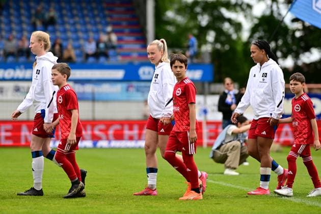 Fußball I Frauen I Saison 2024-2025 I 2. Bundesliga I 26. Spieltag I SV Meppen - Hamburger SV I 18.05.2025 Einlaufen der Mannschaften - in der Mitte: Mia Büchele (17, Hamburger SV) Meppen Hänsch-Arena Niedersachsen Deutschland Copyright: xLobeca FelixxSchlikisx