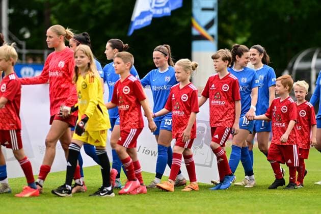 Fußball I Frauen I Saison 2024-2025 I 2. Bundesliga I 26. Spieltag I SV Meppen - Hamburger SV I 18.05.2025 Einlaufen der Mannschaften - in der Mitte: Ayleen Seyen (13, SV Meppen 1912 e.V.) Meppen Hänsch-Arena Niedersachsen Deutschland Copyright: xLobeca FelixxSchlikisx