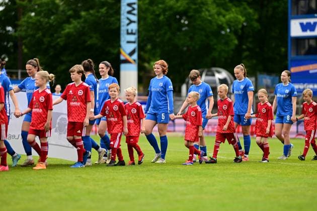 Fußball I Frauen I Saison 2024-2025 I 2. Bundesliga I 26. Spieltag I SV Meppen - Hamburger SV I 18.05.2025 Einlaufen der Mannschaften - in der Mitte: Lena Maria Göppel (5, SV Meppen 1912 e.V.) Meppen Hänsch-Arena Niedersachsen Deutschland Copyright: xLobeca FelixxSchlikisx