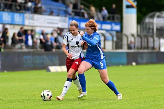 Fußball I Frauen I Saison 2024-2025 I 2. Bundesliga I 26. Spieltag I SV Meppen - Hamburger SV I 18.05.2025 Christin Meyer (16, Hamburger SV) Lena Maria Göppel (5, SV Meppen 1912 e.V.) Meppen Hänsch-Arena Niedersachsen Deutschland Copyright: xLobeca FelixxSchlikisx