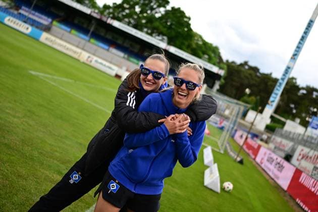 Fußball I Frauen I Saison 2024-2025 I 2. Bundesliga I 26. Spieltag I SV Meppen - Hamburger SV I 18.05.2025 Jubel, Begeisterung, Enthusiasmus, Euphorie, Freude, Glücksgefühl, Heiterkeit bei: Emilia Angelika Hirche (20, Hamburger SV) und Inga Schuldt (1, Hamburger SV) Meppen Hänsch-Arena Niedersachsen Deutschland Copyright: xLobeca FelixxSchlikisx