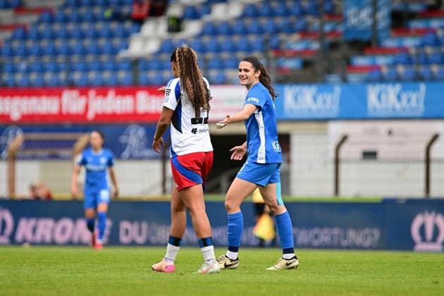 Fußball I Frauen I Saison 2024-2025 I 2. Bundesliga I 26. Spieltag I SV Meppen - Hamburger SV I 18.05.2025 Lisa Baum (11, Hamburger SV) Marie Bleil (7, SV Meppen 1912 e.V.) Meppen Hänsch-Arena Niedersachsen Deutschland Copyright: xLobeca FelixxSchlikisx