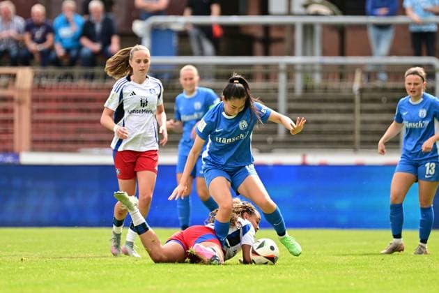 Fußball I Frauen I Saison 2024-2025 I 2. Bundesliga I 26. Spieltag I SV Meppen - Hamburger SV I 18.05.2025 Lisa Baum (11, Hamburger SV) am Boden gegen Akane Miyoshi (14, SV Meppen 1912 e.V.) Meppen Hänsch-Arena Niedersachsen Deutschland Copyright: xLobeca FelixxSchlikisx