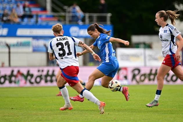 Fußball I Frauen I Saison 2024-2025 I 2. Bundesliga I 26. Spieltag I SV Meppen - Hamburger SV I 18.05.2025 Jobina Verena Lahr (31, Hamburger SV) Sarah Preuss (11, SV Meppen 1912 e.V.) Meppen Hänsch-Arena Niedersachsen Deutschland Copyright: xLobeca FelixxSchlikisx