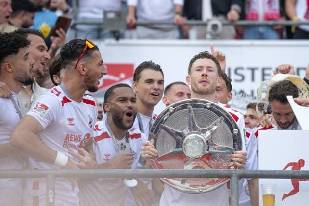 18.05.2025, Fussball, 2. Bundesliga, 34. Spieltag Saison 2024 2025, 1. FC Köln - 1. FC Kaiserslautern, Florian Kainz (1. FC Köln) mit der Meisterschale in der Hand, Mark Uth (1. FC Köln) xRHR-FOTO TKx Copyright: RHR-FOTOx RHR-FOTO TK