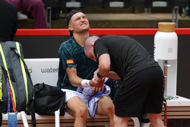 GER, Hamburg, xFSx, ATP500 Herren-Tennistunier Bitpanda Hamburg Open 2025, Sechzehntelfinale 19.05.2025 Raphael Collignon (BEL) hat sich verletzt und wird vom Arzt behandelt hat schmerzen, Copyright: HMBxMedia FernandoxSoares