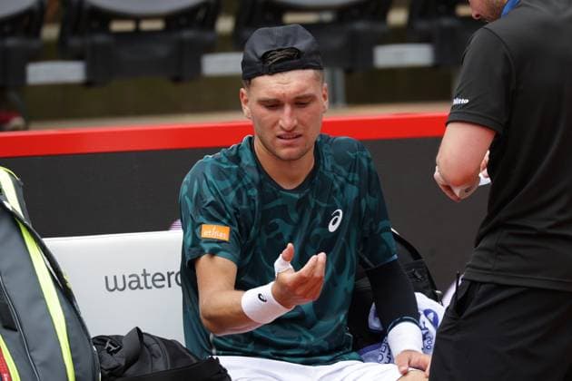 GER, Hamburg, xFSx, ATP500 Herren-Tennistunier Bitpanda Hamburg Open 2025, Sechzehntelfinale 19.05.2025 Raphael Collignon (BEL) hat sich verletzt und wird vom Arzt behandelt , hat an der Hand schmerzen Copyright: HMBxMedia FernandoxSoares