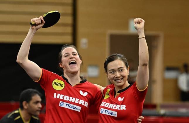 Sport Themen der Woche KW21 Sport Bilder des Tages Sabine Winter und Yuan Wan stehen nach sensationellem Sieg über die Titelanwärterinnen Chen Xingtong Qian Tianyi, China, im WM-Achtelfinale Tischtennis-WM in der Lusail Sports Arena, Doha, Katar - 19.05.2025, 2. Runde: Sabine WINTER, Deutschland (TSV Dachau), EM-Dritte 2022, und Yuan WAN, Deutschland (TTC Weinheim), Team-Olympiavierte 2024, schaffen bei den Tischtennis-Weltmeisterschaften 2025 in Doha (Katar) in der zweiten Runde die Sensation und ziehen mit einem Sieg über die Titelanwärterinnen Chen Xingtong Qian Tianyi (China) in das Achtelfinale ein. Doha Luisal Sports Arena Doha Qatar *** Sabine Winter and Yuan Wan reach the last 16 of the World Table Tennis Championships in the Lusail Sports Arena, Doha, Qatar 19 05 2025, 2nd round after a sensational victory over the title contenders Chen Xingtong Qian Tianyi, China Sabine WINTER, Germany TSV Dachau , European Championship third place 2022, and Yuan WAN, Germany TTC Weinheim , team Olympic silver medallist 2024, create a sensation in the second round of the 2025 World Table Tennis Championships in Doha Qatar and advance to the round of 16 with a victory over the title contenders Chen Xingtong Qian Tianyi China Doha Luisal Sports Arena Doha Qatar