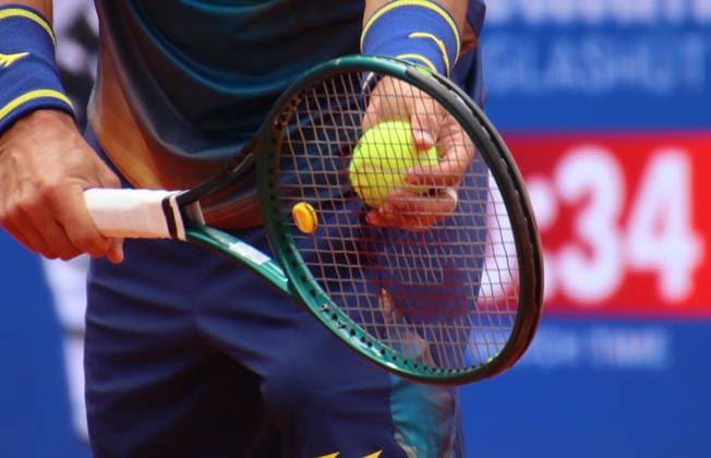 Bitpanda Hamburg Open, ATP, Tennis Herren Turnier 500, 1. Runde. Ein Spieler kurz vor dem Aufschlag.
