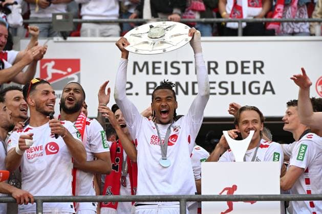Damion Downs (1. FC Koeln) mit der Meisterschale der zweiten Bundesliga waehrend des Spiels der 2. Bundesliga zwischen 1. FC Köln und 1. FC Kaiserslautern im RheinEnergieStadion am 18. May 2025 in Köln, Deutschland. (Foto von Ralf Treese DeFodi Images) +++ Damion Downs (1. FC Koeln) with the championship trophy of second Bundesliga during the 2. Bundesliga match between 1. FC Köln and 1. FC Kaiserslautern at RheinEnergieStadion on May 18, 2025 in Cologne, Germany. (Photo by Ralf Treese DeFodi Images) DFB DFL REGULATIONS PROHIBIT ANY USE OF PHOTOGRAPHS AS IMAGE SEQUENCES AND OR QUASI-VIDEO. (Photo by Ralf Treese DeFodi Images)