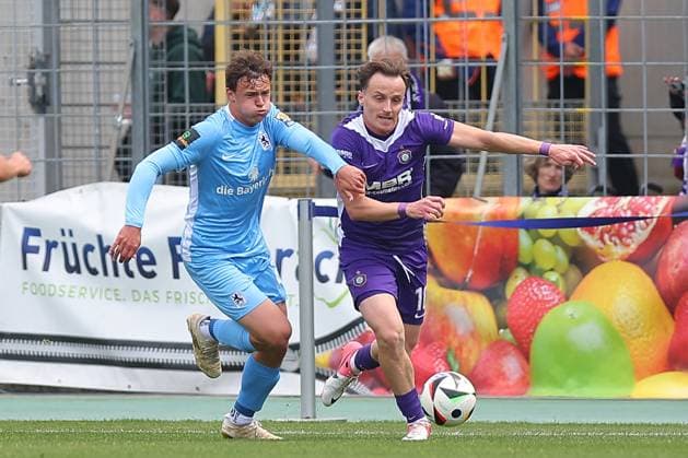 München, 17.05.2025, Städtisches Stadion an der Grünwalder Straße, Fußball, Männer, Saison 2024 2025, 3. Liga, 38. Spieltag , TSV 1860 München - FC Erzgebirge Aue 1:1 (0:1) , Im Bild v.l.: Lukas Reich ( 20, 60 Muenchen) und Mirnes Pepic (10, Aue) ,