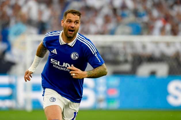 Pierre-Michel Lasogga (FC Schalke 04) schaut waehrend des Spiels der 2. Bundesliga zwischen FC Schalke 04 und SV 07 Elversberg, Veltins Arena am 18. May 2025 in Gelsenkirchen, Deutschland. (Foto von Max Maiwald DeFodi Images) +++ Pierre-Michel Lasogga (FC Schalke 04) looks on during the Second Bundesliga match between FC Schalke 04 and SV 07 Elversberg at Veltins Arena on May 18, 2025 in Gelsenkirchen Germany. (Photo by Max Maiwald DeFodi Images) DFL regulations prohibit any use of photographs as image sequences and or quasi-video. (Photo by Max Maiwald DeFodi Images)