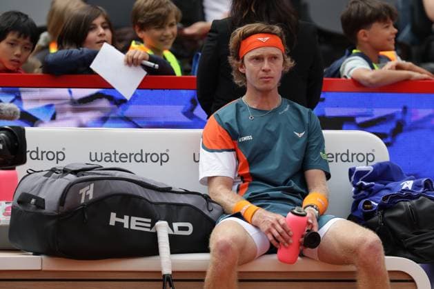GER, Hamburg, xFSx, ATP500 Herren-Tennistunier Bitpanda Hamburg Open 2025, Sechzehntelfinale 19.05.2025 Andrey Rublev (RUS) macht eine Pause Copyright: HMBxMedia FernandoxSoares