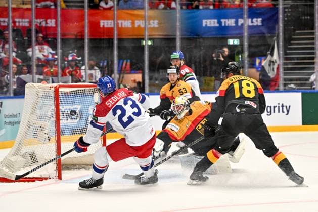 Sport Themen der Woche KW21 Sport Bilder des Tages ODENSE, DENMARK - MAY 19: Lukas Sedlak of Czechia triesc to score against goalkeeper Mathias Niederberger of Germany during the 2025 Ice hockey, Eishockey World Championship, WM, Weltmeisterschaft match between Germany and Czechia at Jyske Bank Arena on May 19, 2025 in Odense, Denmark. Odense Jyske Bank Arena Denmark *** ODENSE, DENMARK MAY 19 Lukas Sedlak of Czechia triesc to score against goalkeeper Mathias Niederberger of Germany during the 2025 Ice Hockey World Championship match between Germany and Czechia at Jyske Bank Arena on May 19, 2025 in Odense, Denmark Odense Jyske Bank Arena Denmark Copyright: xJustPictures.ch AndreaxBrancax jp-en-EuSpIm-AB_19052025_AAB_9482