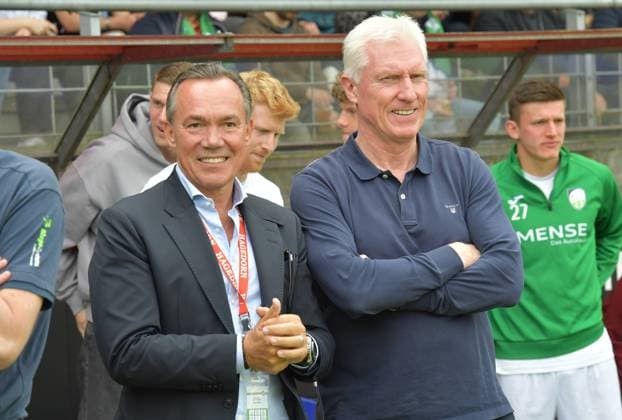 17.05.2025, GER, Fussball, Regionalliga West, Saison 2024 2025, 34. Spieltag, Ohlendorf Stadion im Heidewald, Gütersloh FC Gütersloh - Wuppertaler SV 7 : 0 Thomas Hagedorn (Hauptsponsor FC Gütersloh, links) und Rob Reekers (Sportlicher Leiter FC Gütersloh), Aktion, Einzelbild, Quer, Mimik, Gestik *** 17 05 2025, GER, Soccer, Regionalliga West, Season 2024 2025, Matchday 34, Ohlendorf Stadion im Heidewald, Gütersloh FC Gütersloh Wuppertaler SV 7 0 Thomas Hagedorn main sponsor FC Gütersloh, left and Rob Reekers Sporting Director FC Gütersloh , action, single image, landscape, facial expressions, gestures
