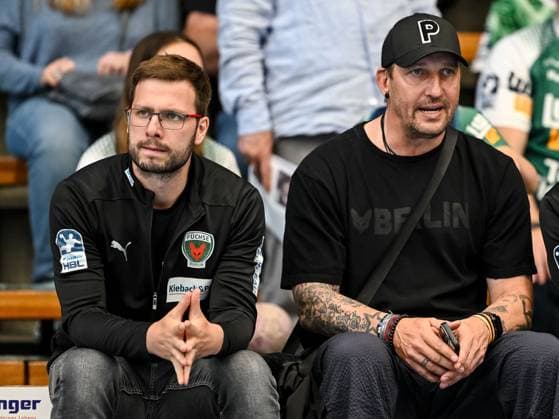 Goeppingen, Deutschland, 19.05.25: Trainer Jaron Siewert (Füchse Berlin) und Sportlicher Leiter Stefan Kretzschmar (Füchse Berlin) Schauen waehrend des Daikin Handball Bundesliga Spiels zwischen FRISCH AUF! Goeppingen vs Füchse Berlin in der EWS Arena am 19. Mai 2025 in Goeppingen, Deutschland. (Foto von Harry Langer DeFodi Images) Goeppingen, Germany, 19.05.25: Trainer Jaron Siewert (Füchse Berlin) und Sportlicher Leiter Stefan Kretzschmar (Füchse Berlin) Looks on during the Daikin Handball Bundesliga match between FRISCH AUF! Goeppingen vs Füchse Berlin at EWS Arena on May 19, 2025 in Goeppingen, Germany. (Photo by Harry Langer DeFodi Images) (Photo by Harry Langer DeFodi Images)