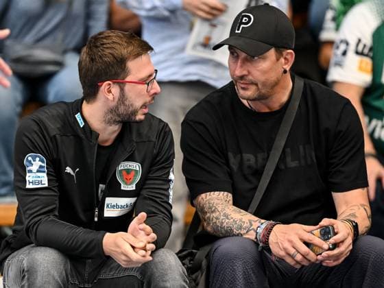 Goeppingen, Deutschland, 19.05.25: Trainer Jaron Siewert (Füchse Berlin) und Sportlicher Leiter Stefan Kretzschmar (Füchse Berlin) Schauen waehrend des Daikin Handball Bundesliga Spiels zwischen FRISCH AUF! Goeppingen vs Füchse Berlin in der EWS Arena am 19. Mai 2025 in Goeppingen, Deutschland. (Foto von Harry Langer DeFodi Images) Goeppingen, Germany, 19.05.25: Trainer Jaron Siewert (Füchse Berlin) und Sportlicher Leiter Stefan Kretzschmar (Füchse Berlin) Looks on during the Daikin Handball Bundesliga match between FRISCH AUF! Goeppingen vs Füchse Berlin at EWS Arena on May 19, 2025 in Goeppingen, Germany. (Photo by Harry Langer DeFodi Images) (Photo by Harry Langer DeFodi Images)